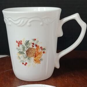 2 Gibson Pinecones & Holly Coffee Tea Mugs Cups & 2 Coasters Single Pinecone